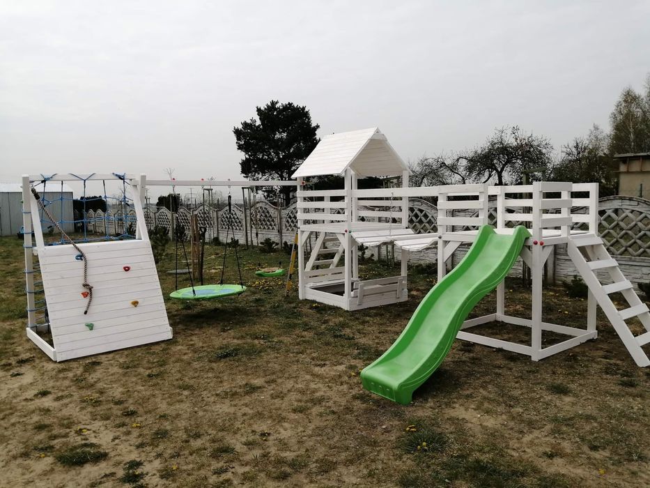 Plac zabaw mostek piaskownica scianka wspinaczkowa hustawki zjezdzalni