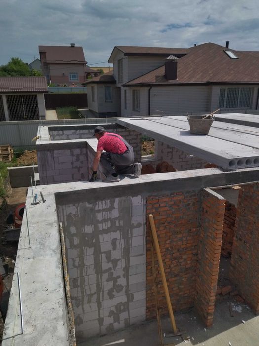 Професійна бригада з виконробом виконує будівельні роботи під ключ