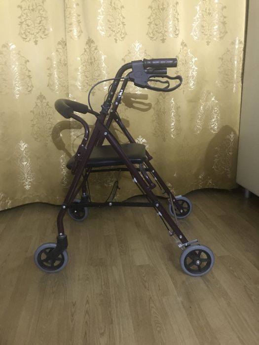 Ролатор (Ходунки на колесах для дорослих)