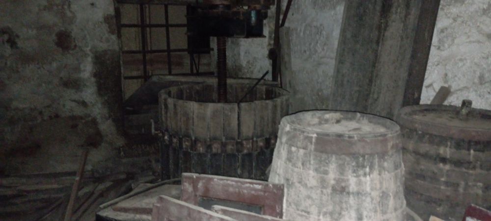Espremedor de vinho, ralador e pipas