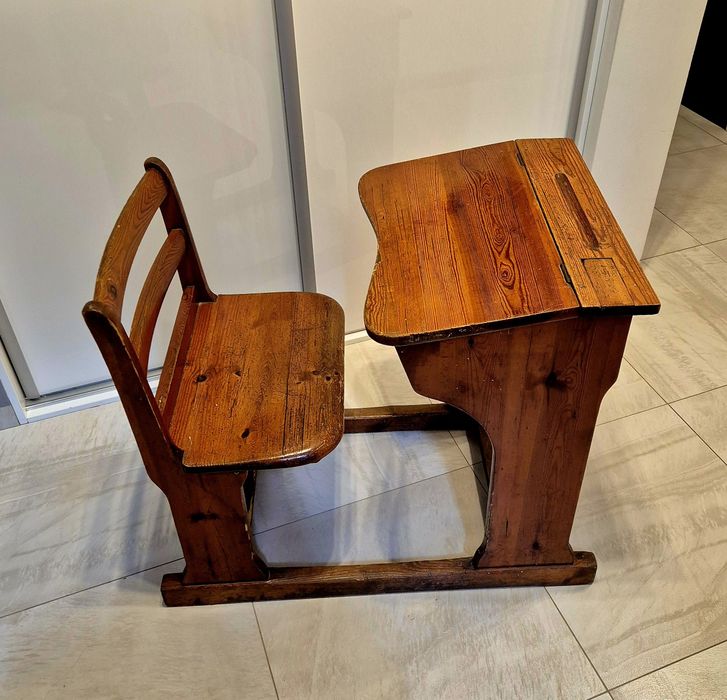 Stara zabytkowa ławka szkolna kałamarz