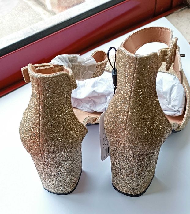 Sandálias Novas Cor dourada brilhantes