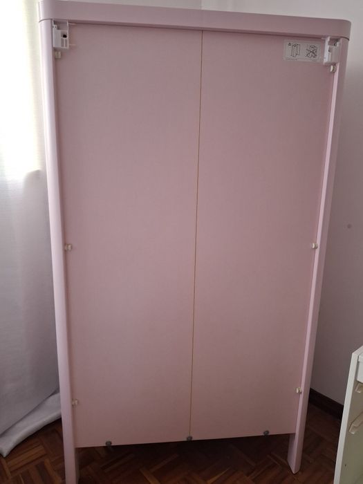 Armário IKEA rosa para quarto de criança