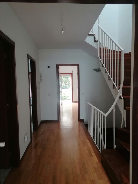 Moradia T5 com 4 WC, Garagem, Jardim, Terraço e Clarabóia
