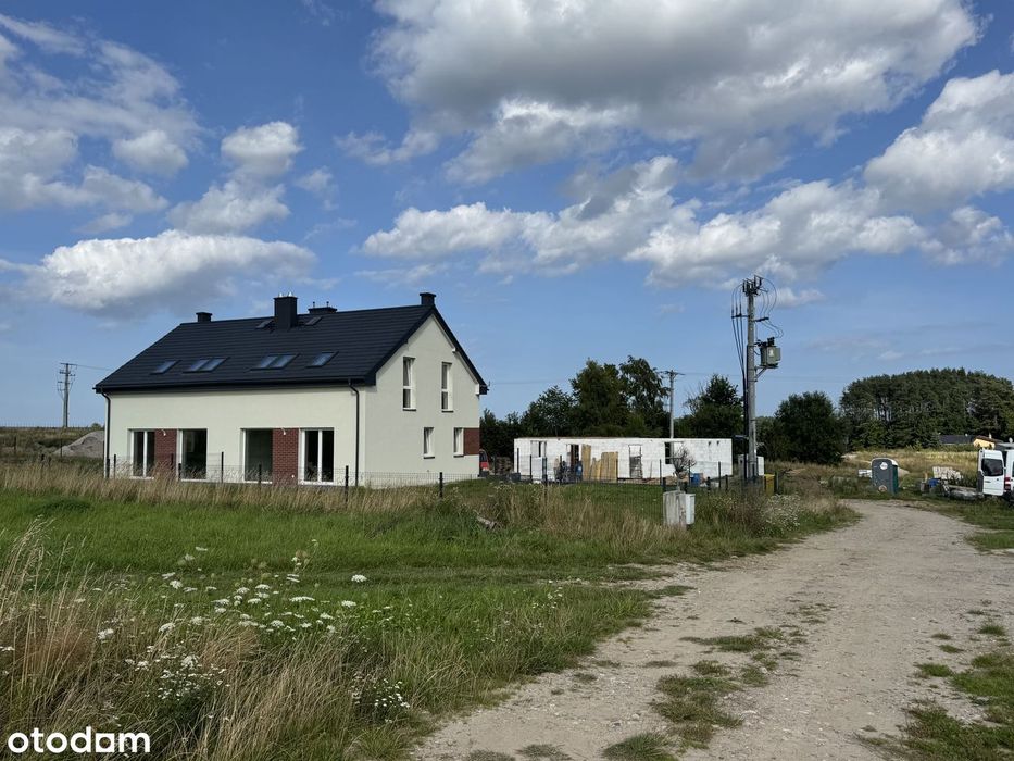 Dom bliźniak z użytkowym poddaszem i ogródkiem
