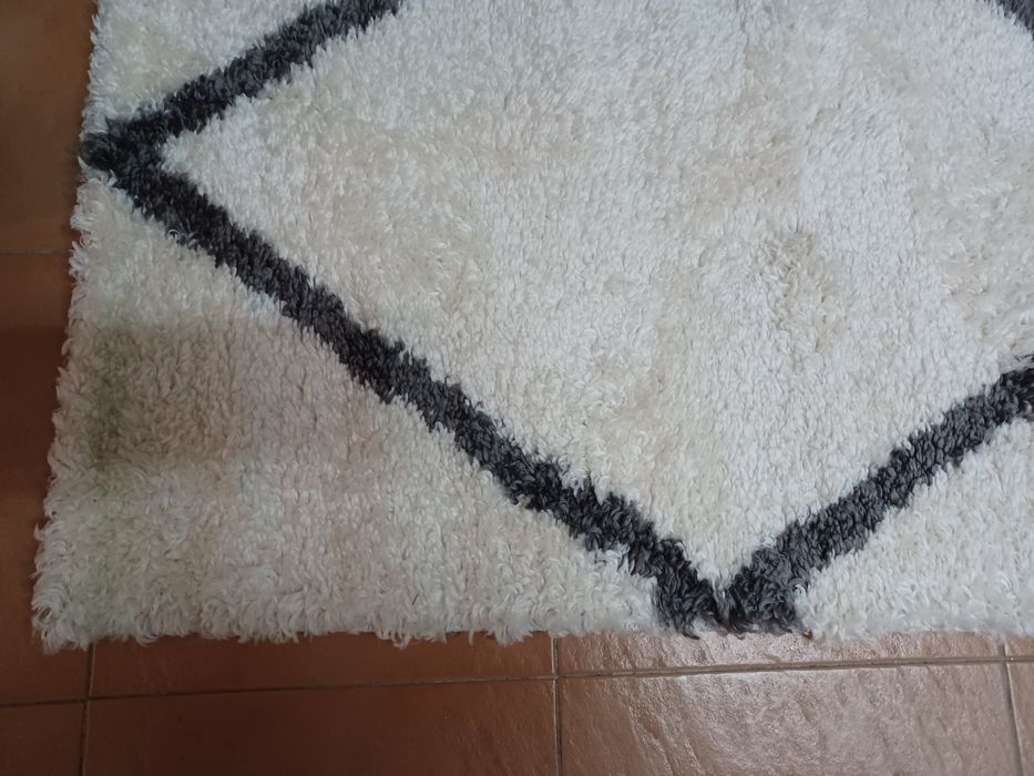 Carpete branca e cinza nova