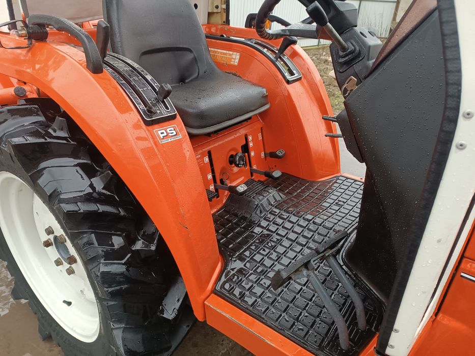 Японський мінітрактор . Трактор Кубота.