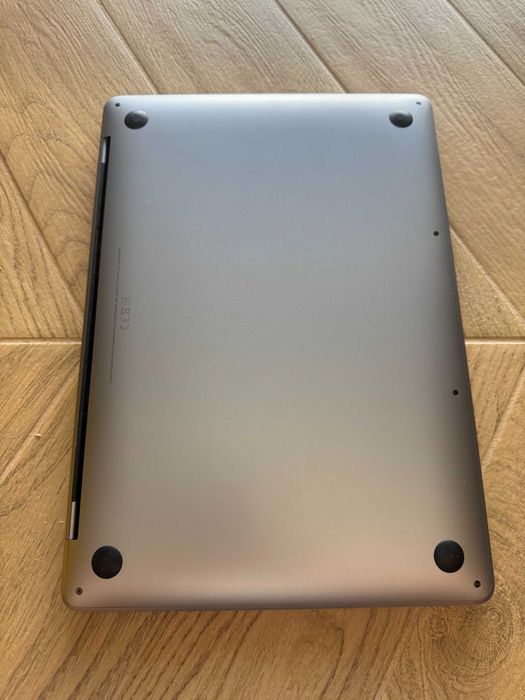 MacBook Pro 13" 2020 | i5 / 8GB RAM / 256GB SSD | Magic Keyboard