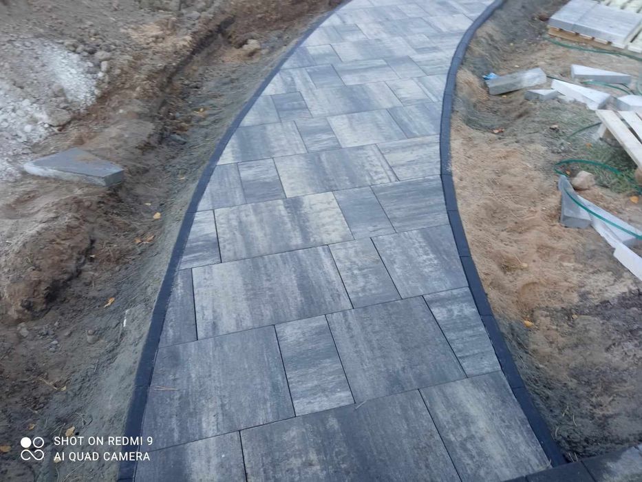 Układanie kostki brukowej.