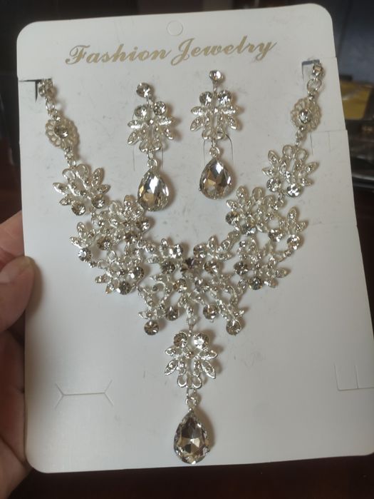 Conjunto Prateado Colar Brincos Brilhantes