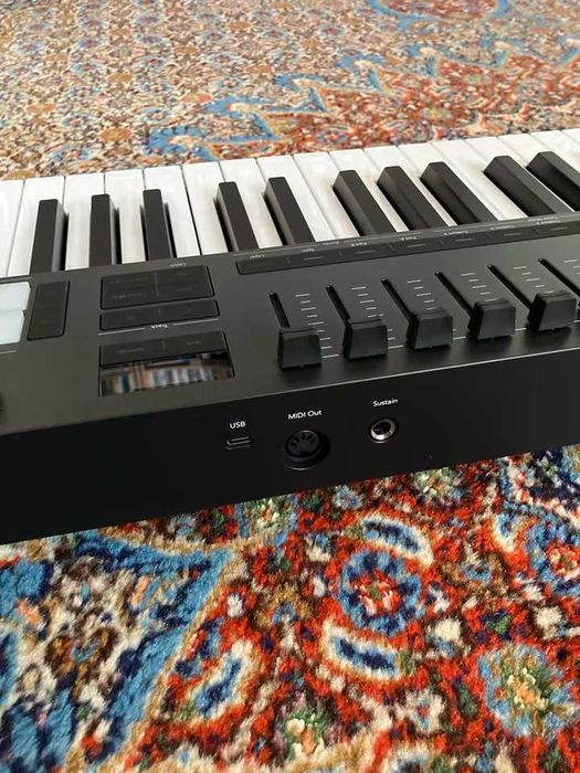 Novation Launchkey 61 MK4 Midi Keyboard