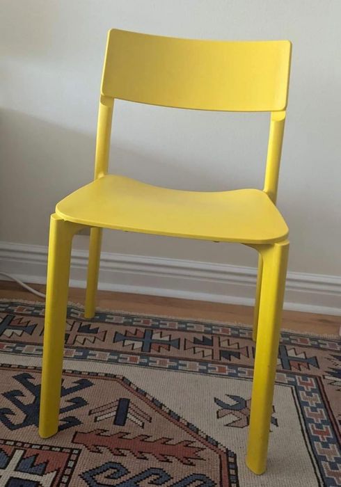 2 cadeiras amarelas de plástico com almofadas São muito confortáveis e versáteis, adequadas tanto para uso interior como exterior. Estão bem