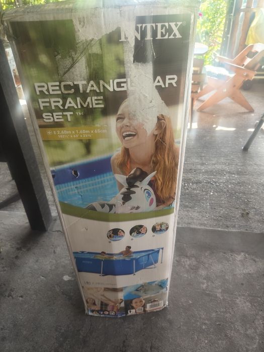 Basen z zestawem akcesoriów.