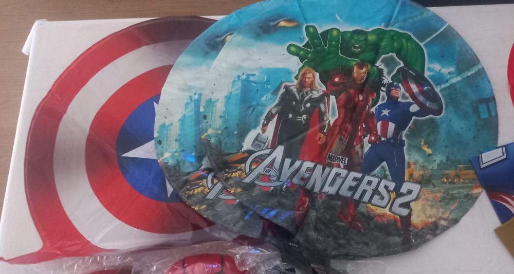 Máscaras, Balões, toalhas dos Vingadores, para festa de aniversário.