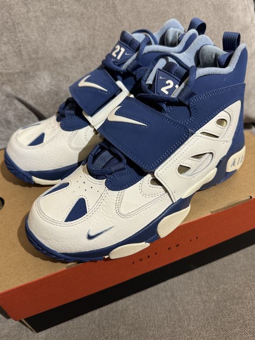 Нові шкіряні кросівки Nike, розмір 40 (7Y)