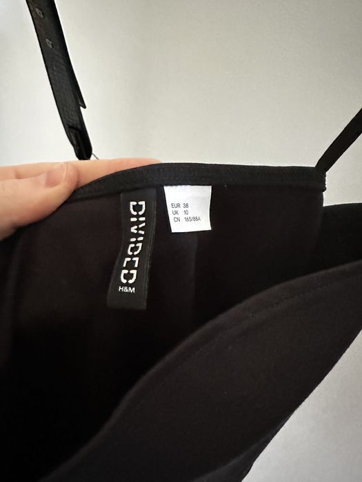 Czarna sukienka na ramiączkach