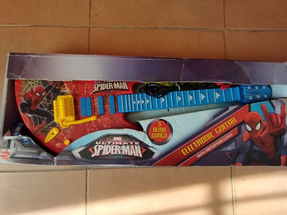 Guitarra Spiderman e labirinto granja