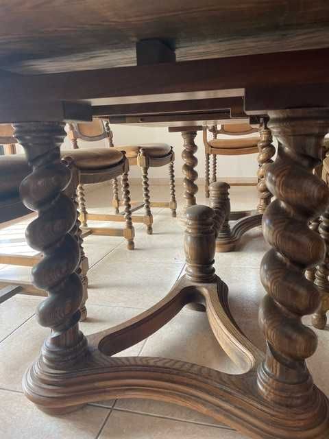 Mesa de jantar e cadeiras