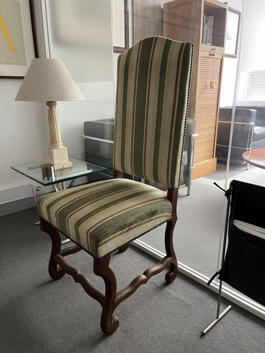 Cadeira em veludo estilo LuisXIII