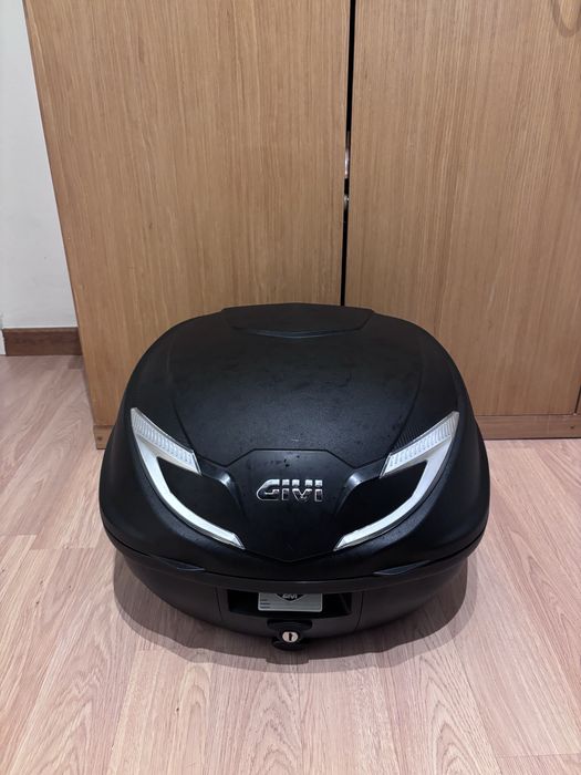 Top Case GIVI 32L com Suporte – Pronto a Montar e em Ótimo estado
