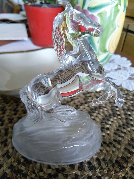Kryształowa figurka konia.