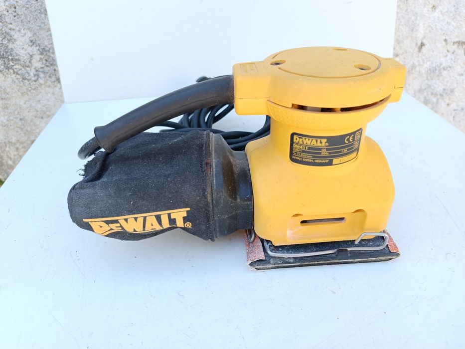 Lixadeira orbital DeWALT - modelo Dw411