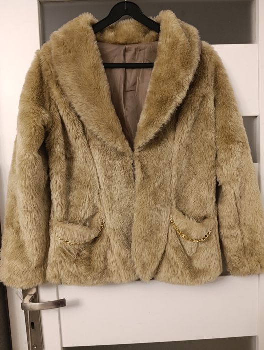 Krótkie, włoskie sztuczne futro