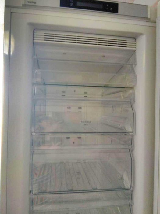 Морозильная камера Electrolux 229 л. (EUF2743AOW)