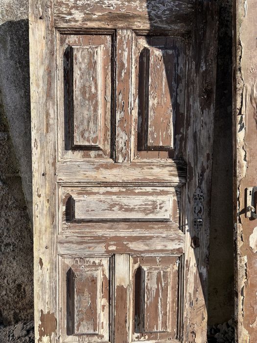 Portas antigas exteriores de madeira maciça