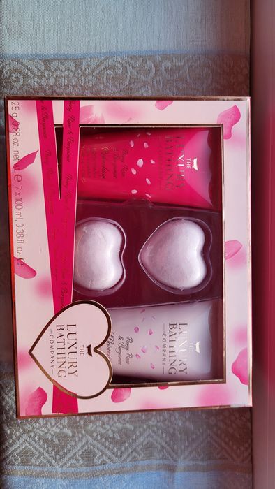 Pack de gel duche; creme corporal e dois sabonetes