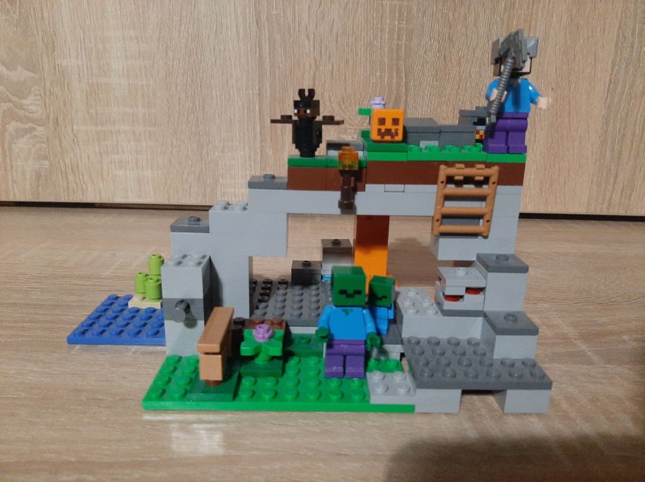 LEGO Minecraft 21165 Farma pszczół + LEGO 21141 Jaskinia Zombie