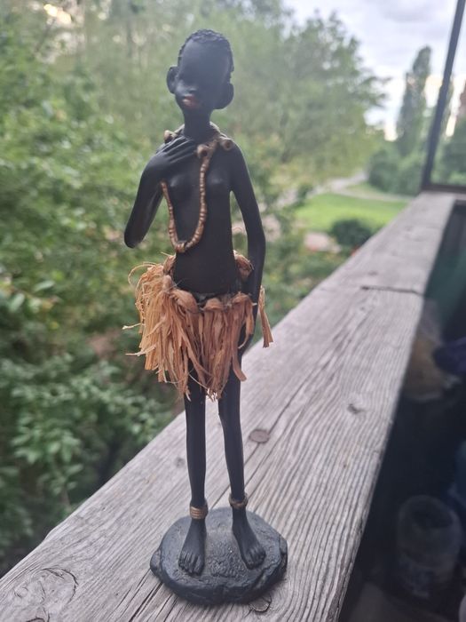 Продам коллекционное эксклюзивную статуетку ,негритянка .