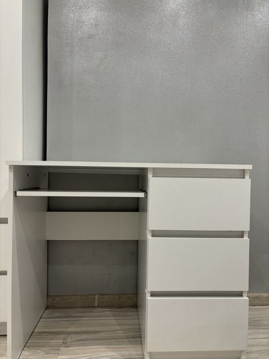 Biurko z trzema szufladami