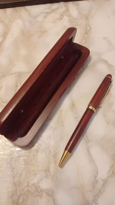 Długopis w drewnianym pudelku