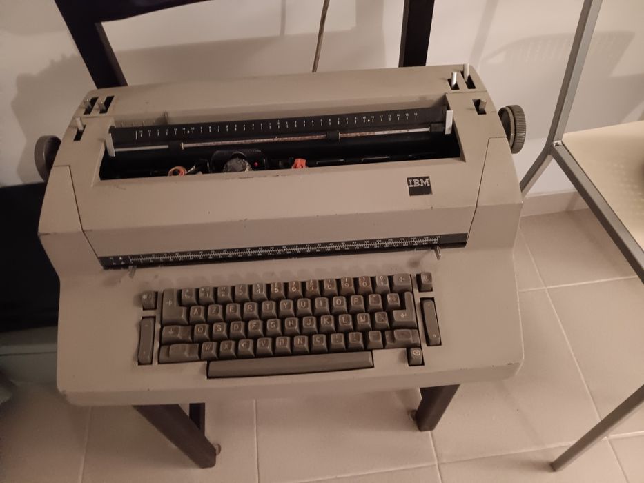 Máquina de escrever eléctrica, com vinte anos, praticamente nova