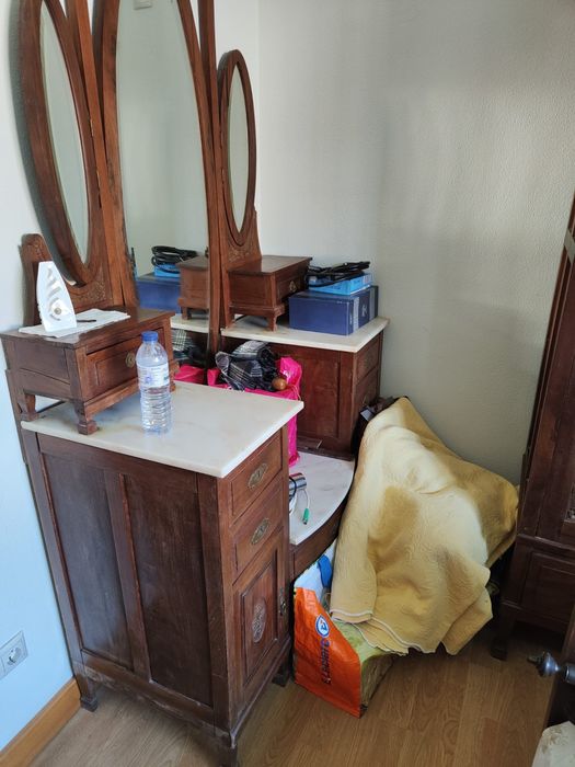 Mobilia de quarto antiga