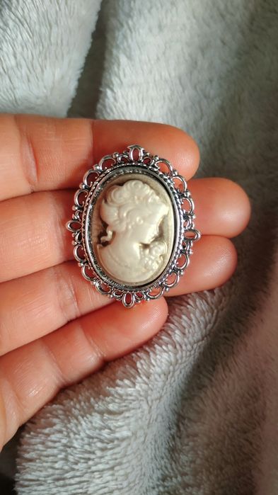 Broszka retro vintage staromodna kamea z kobieta kobieca kameowa