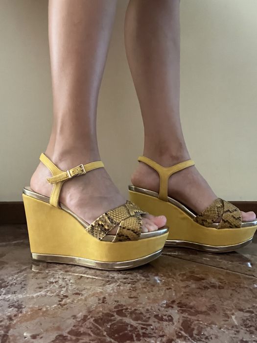 Sandalia amarela Luciano Barachini