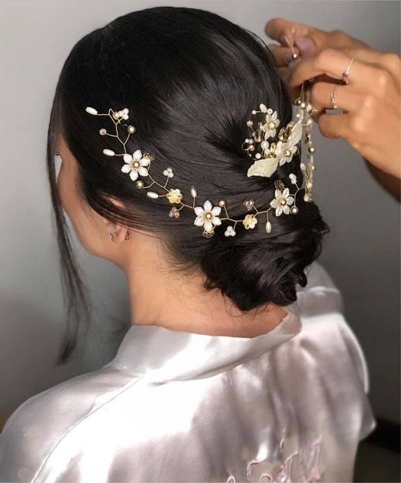 Cabeleireira e maquiadora brasileira. Apanhado para Noivas e eventos