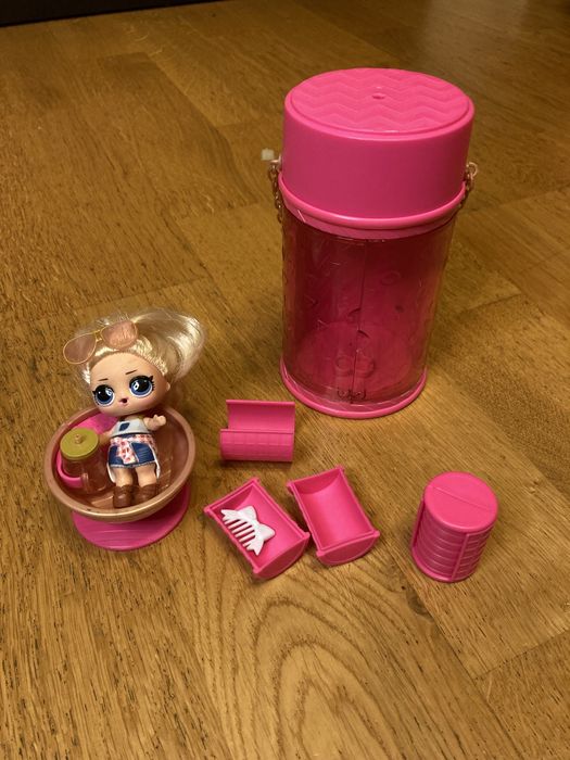Lalka LOL Surprise OMG w kapsule z akcesoriami.