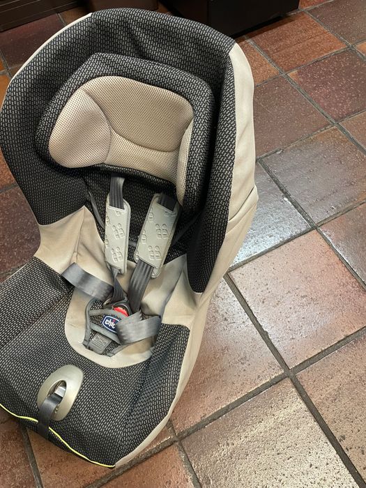 Cadeira de bebé marca Chico com sistema isofix incluída