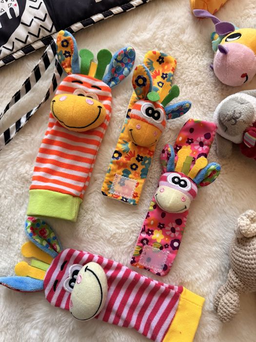 Іграшки ,розвивалки ,книги мягкі,брязкальце