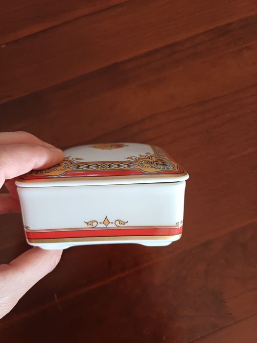 Caixa em Porcelana Vista Alegre — Museu da Farmácia