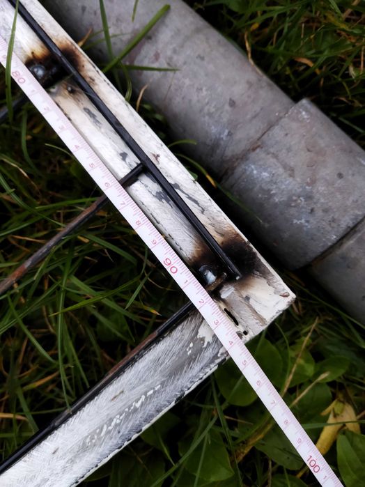 Bramka do ogrodzenia ze słupkami .