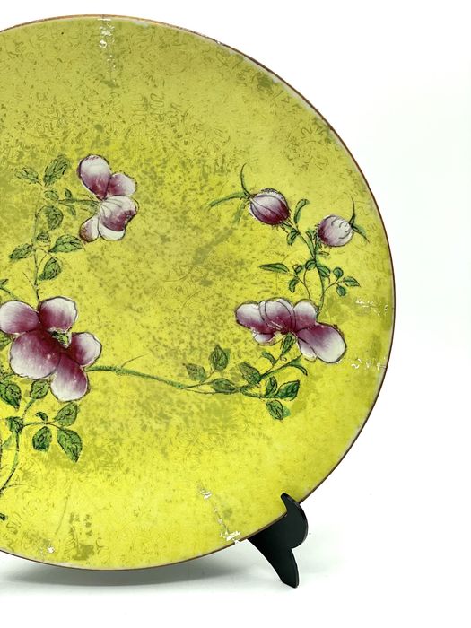 Prato chinês em esmalte amarelo dinastia Qing