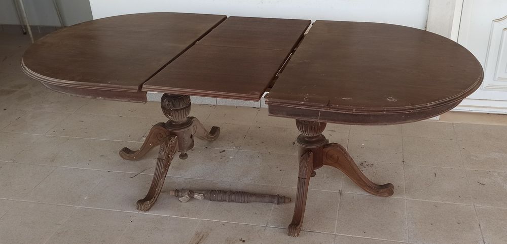 Mesa de sala oval extensível