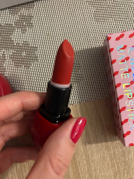 Szminka odcień ciemny intensywny czerwony sexi mocna czerwień