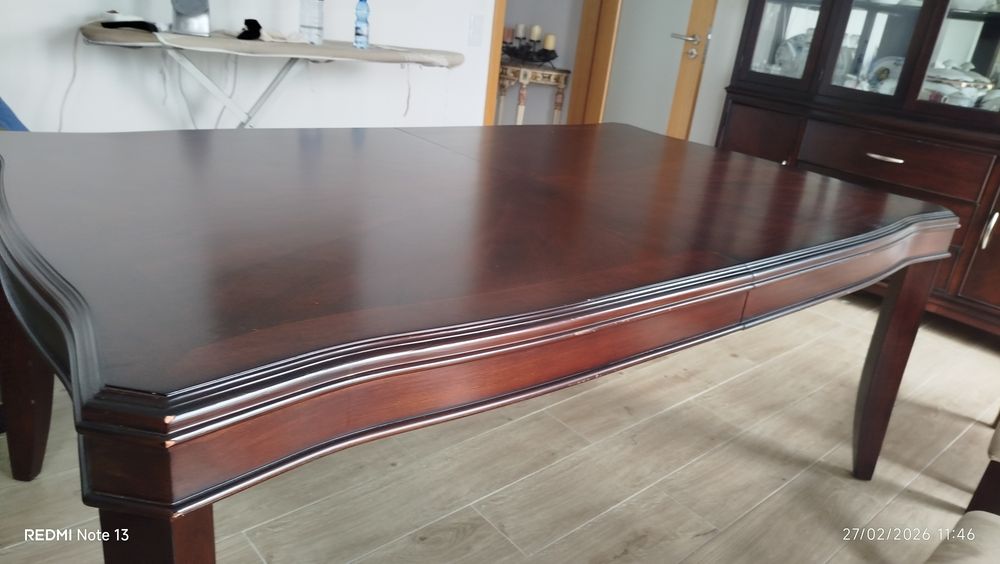 Mesa de sala de jantar com cadeiras