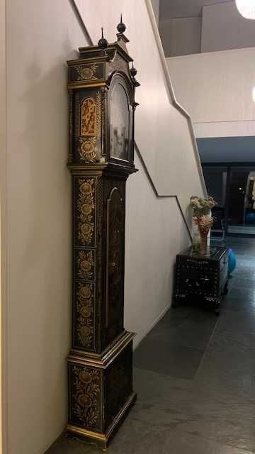 Relógio antigo de pé alto com Pêndulo