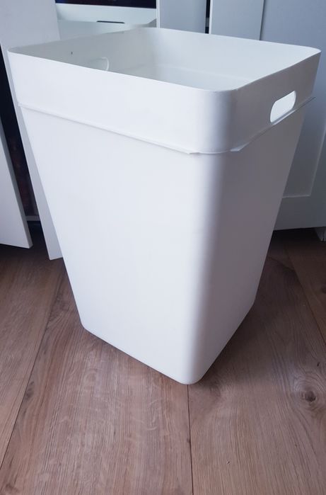 Plastikowy kosz na pranie marki Ikea 60 litrów